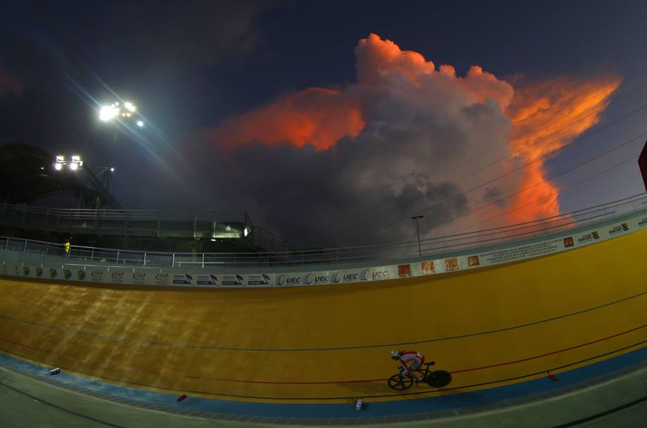 Nuvole e giochi di luce sul velodromo in Guadalupa. Bettini